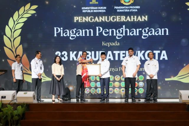 Wali Kota Tebingtinggi, Iman Irdian Saragih, terima penghargaan dari Kementerian Hukum