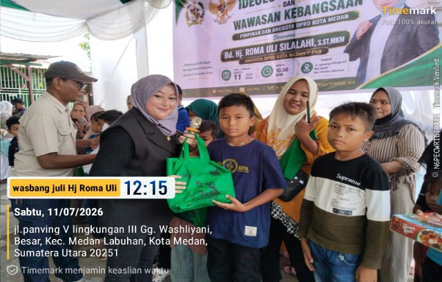 Anggota DPRD Medan Fraksi Hanura-PKB, Roma Uli Silalahi, berikan souvenir usai melaksanakan Penyebarluasan idiologi Pancasila di Medan Labuhan