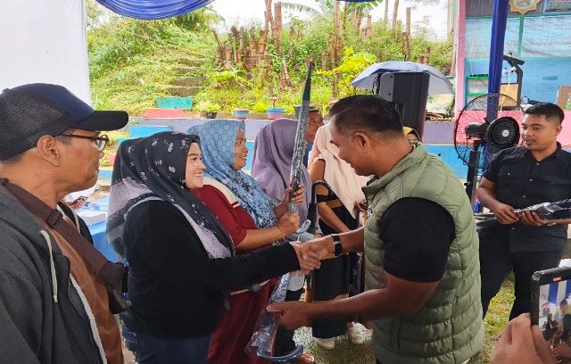 Anggota DPRD Medan Fraksi NasDem, Saipul Bahri, berikan souvernir usai Sosper VII TA 2026 di Medan Labuhan