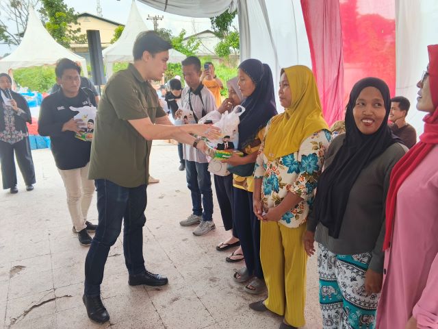 Bendahara Fraksi PSI DPRD Medan, Reinhart Jeremy Anindhita, berikan sovenir usai gelaran Reses VI TA 2026 di Medan Deli