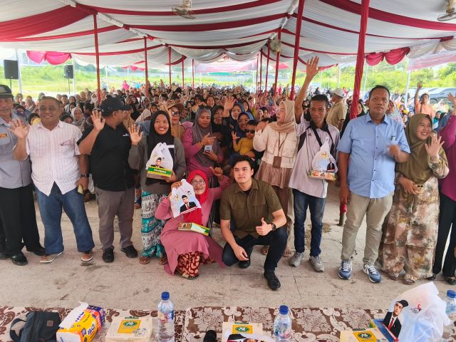 Bendahara Fraksi PSI DPRD Medan, Reinhart Jeremy Anindhita, foto bersama usai gelaran Reses VI TA 2026 di Medan Deli