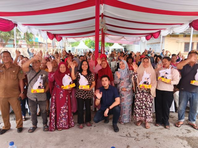 Bendahara Fraksi PSI DPRD Medan, Reinhart Jeremy Anindhita, foto bersama usai gelaran Sosper VII TA 2026 di Medan Perjuangan
