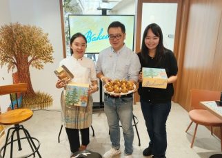 Co-Founder & Owner Bakeout Bakery, Joeana, perlihatkan produk yang dijual