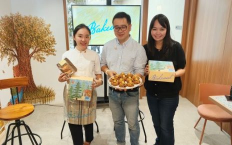 Co-Founder & Owner Bakeout Bakery, Joeana, perlihatkan produk yang dijual