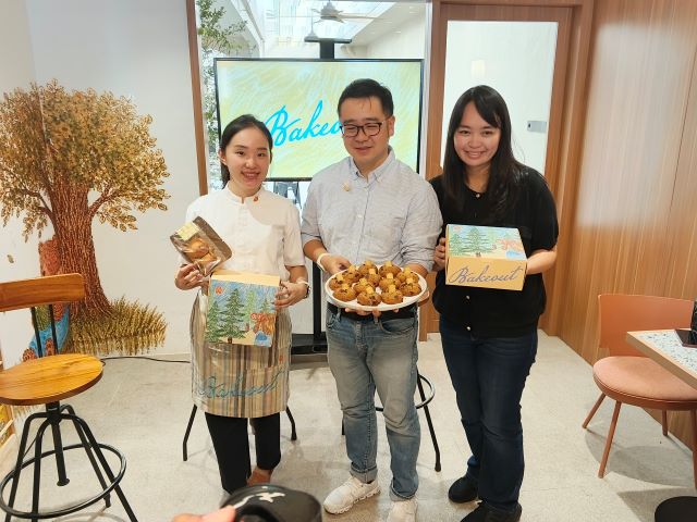 Co-Founder & Owner Bakeout Bakery, Joeana, perlihatkan produk yang dijual