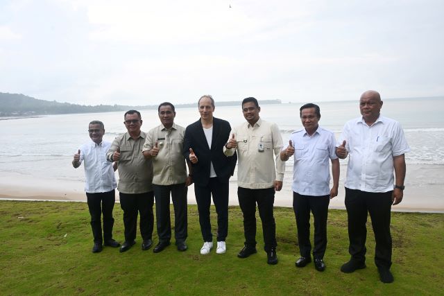 Dubes Perancis dan Gubernur Sumut, Bobby Nasution, di Bawomataluo Nias