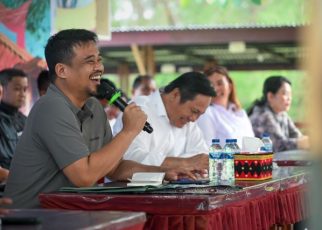 Gubernur Sumut, Bobby Nasution, melakukan tatap muka dengan masyarakat Nias Barat