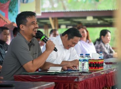 Gubernur Sumut, Bobby Nasution, melakukan tatap muka dengan masyarakat Nias Barat