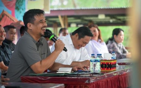 Gubernur Sumut, Bobby Nasution, melakukan tatap muka dengan masyarakat Nias Barat