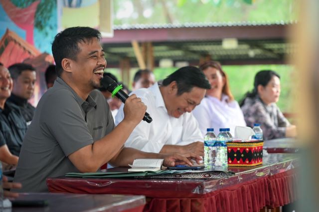 Gubernur Sumut, Bobby Nasution, melakukan tatap muka dengan masyarakat Nias Barat