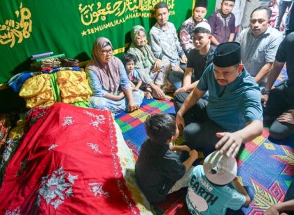 Gubernur Sumut, Bobby Nasution, melayat warga di Nias