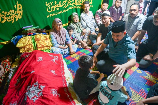 Gubernur Sumut, Bobby Nasution, melayat warga di Nias