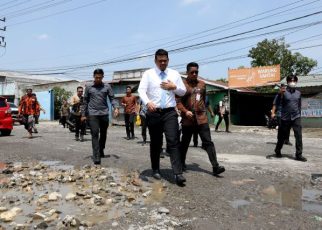 Gubernur Sumut, Bobby Nasution, tinjau Jalan rusak di Jalan Manunggal, Pasar IX, Labuhan Deli Helvetia