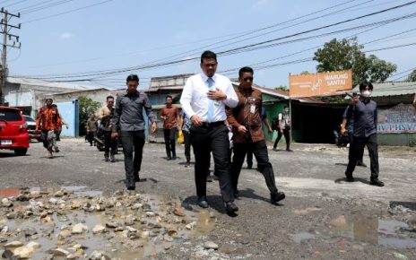 Gubernur Sumut, Bobby Nasution, tinjau Jalan rusak di Jalan Manunggal, Pasar IX, Labuhan Deli Helvetia