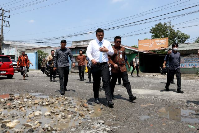 Gubernur Sumut, Bobby Nasution, tinjau Jalan rusak di Jalan Manunggal, Pasar IX, Labuhan Deli Helvetia