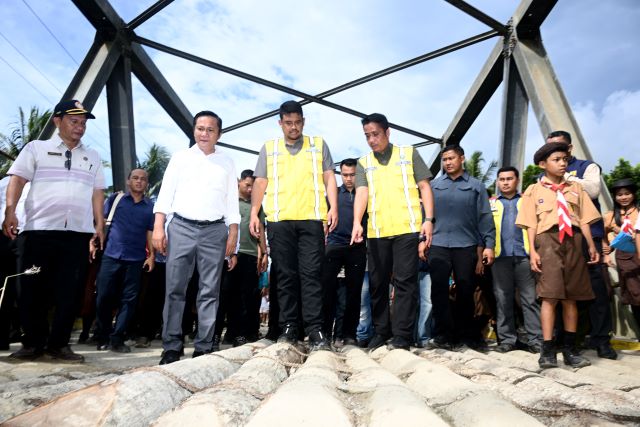 Gubernur Sumut, Bobby Nasution, tinjau jembatan Lahomi di Nias Barat