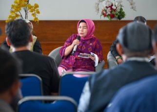 Kadis Koperasi Sumut, Yulianti, beri keterangan kepada wartawan di Kantor Gubernur Sumut