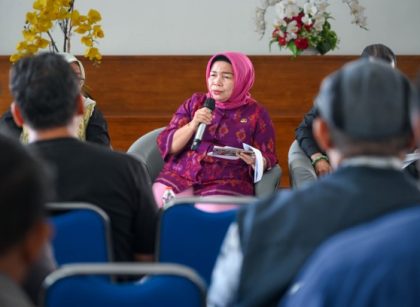 Kadis Koperasi Sumut, Yulianti, beri keterangan kepada wartawan di Kantor Gubernur Sumut