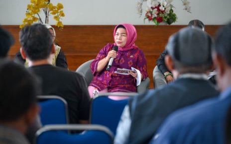 Kadis Koperasi Sumut, Yulianti, beri keterangan kepada wartawan di Kantor Gubernur Sumut