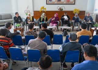 Kadis Koperasi Sumut, Yulianti, beri keterangan kepada wartawan di Kantor Gubernur Sumut_1