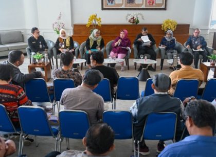 Kadis Koperasi Sumut, Yulianti, beri keterangan kepada wartawan di Kantor Gubernur Sumut_1