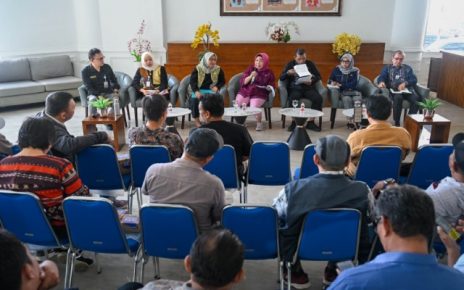 Kadis Koperasi Sumut, Yulianti, beri keterangan kepada wartawan di Kantor Gubernur Sumut_1