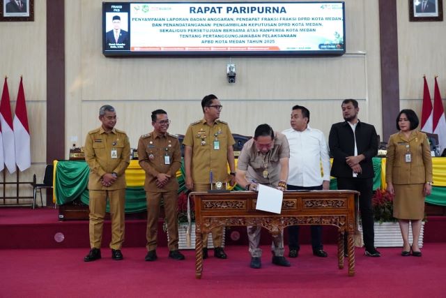 Ketua DPRD Medan, Wong Chun Sen, tandatangani persetujuan LPj Wali Kota Medan TA 2025
