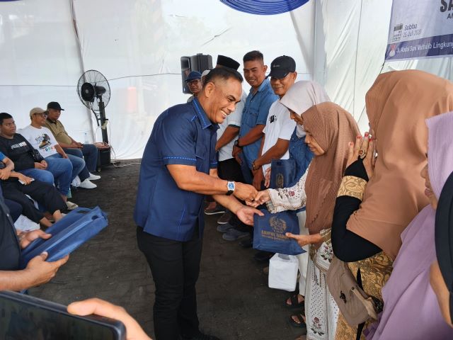 Sekretaris Fraksi Partai NasDem DPRD Medan, Saipul Bahri, berikan souvenir usai gelaran Reses VI TA 2026 di Jalan Abdul Sani Muthalib, Medan Marelan