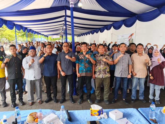 Sekretaris Fraksi Partai NasDem DPRD Medan, Saipul Bahri, foto bersama usai gelaran Reses VI TA 2026 di Jalan Abdul Sani Muthalib, Medan Marelan