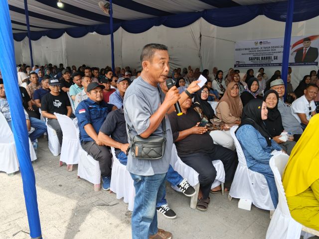 Seorang warga menyampaikan aspirasi pada Reses VI TA 2026 Sekretaris Fraksi Partai NasDem DPRD Medan, Saipul Bahri, di Jalan Abdul Sani Muthalib, Medan Marelan