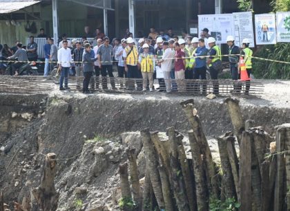 Wagub Sumut, Surya, tinjau pembangunan bronjong jalan Mogu-Lolowu Nias