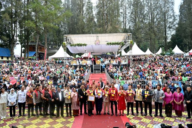 Wagub Sumut & Menteri Koperasi buka Pesta Bunga & Buah 2026 di Brastagi 1