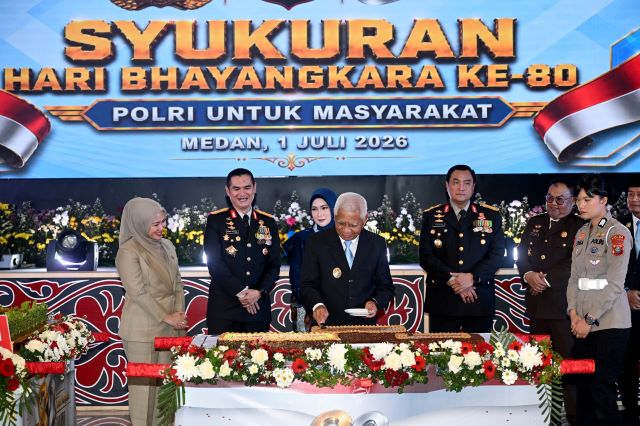 Wakil Gubernur Sumut, Surya, potong tumpeng pada Peringatan HUT Bhayangkara ke 80 di Polda Sumut