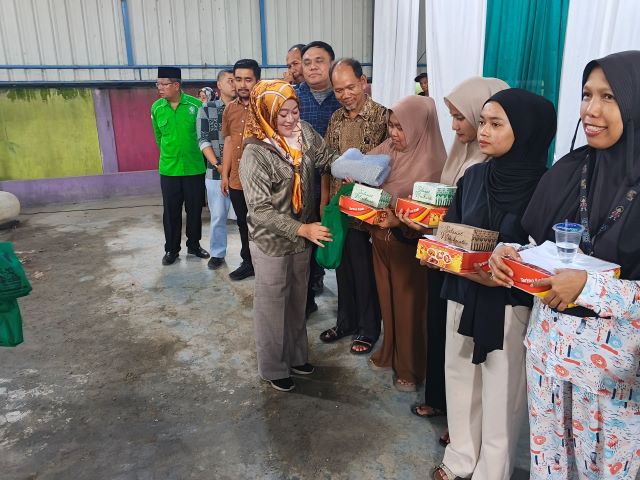 Wakil Ketua Fraksi Hanura-PKB DPRD Medan, Roma Uli Silalahi, berikan souvenir usai gelaran Reses VI TA 2026 di Marelan