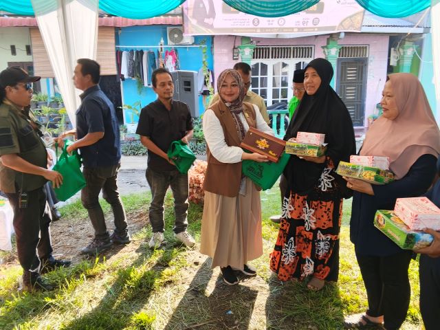 Wakil Ketua Fraksi Hanura-PKB DPRD Medan, Roma Uli Silalahi, berikan souvenir usai gelaran Sosper VII TA 2026 di Marelan