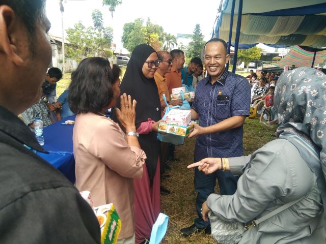 Wakil Ketua Fraksi Partai Demokrat DPRD Medan, Dodi Robert Simangunsong, berikan souvenir usai gelaran Reses VI TA 2026 di Medan Denai
