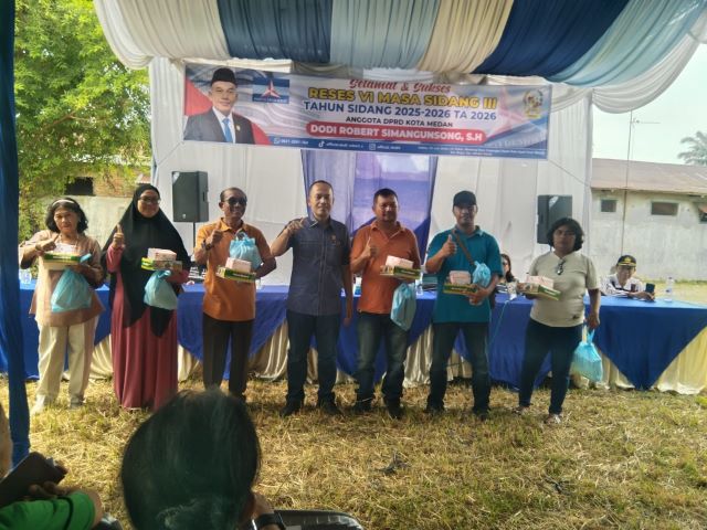 Wakil Ketua Fraksi Partai Demokrat DPRD Medan, Dodi Robert Simangunsong, foto bersama usai gelaran Reses VI TA 2026 di Medan Denai