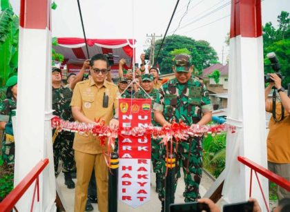 Wali Kota Medan & Pangdam BB gunting pita peresmian jembatan penghubung di Medan Polonia