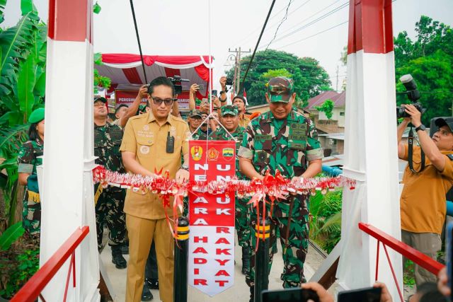 Wali Kota Medan & Pangdam BB gunting pita peresmian jembatan penghubung di Medan Polonia