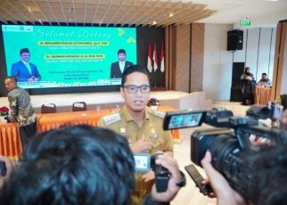 Wali Kota Medan, Rico Tri Putra Bayu Waas, bersama Wamenkes, dr. Benjamin Paulus Octavianus tinjau pelaksanaan layanan TB di RS Adam Malik