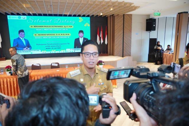 Wali Kota Medan, Rico Tri Putra Bayu Waas, bersama Wamenkes, dr. Benjamin Paulus Octavianus tinjau pelaksanaan layanan TB di RS Adam Malik