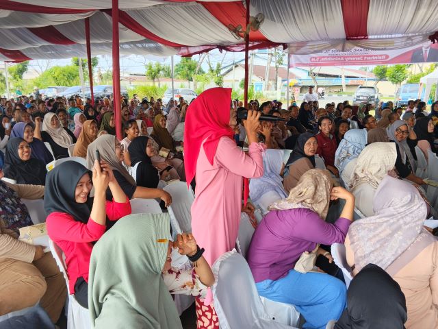 Warga menyampaikan aspirasi pada Reses VI TA 2026 yang digelar Bendahara Fraksi PSI DPRD Medan, Reinhart Jeremy Anindhita, di Medan Deli
