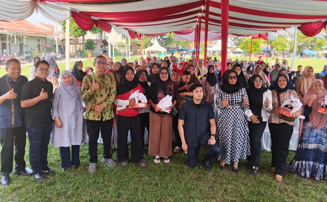 Bendahara Fraksi PSI DPRD Kota Medan, Reinhart Jeremy Anindhita, foto bersama usai menggelar Sosialisasi Perda ke VIII TA 2026 di Medan Deli