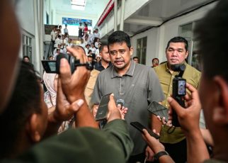 Gubernur Sumut, Bobby Nasution, beri keterangan usai mengunjungi Poltekes Medan di Gunungsitoli