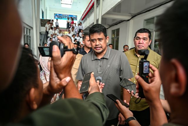 Gubernur Sumut, Bobby Nasution, beri keterangan usai mengunjungi Poltekes Medan di Gunungsitoli