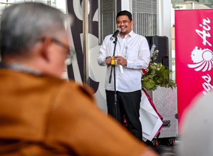 Gubernur Sumut, Bobby Nasution, berikan sambutan pada peresmian penerbangan perdana Kualanamu-Madina