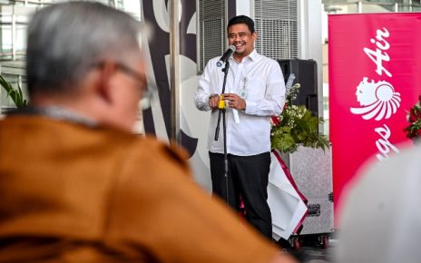 Gubernur Sumut, Bobby Nasution, berikan sambutan pada peresmian penerbangan perdana Kualanamu-Madina