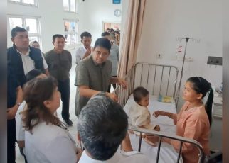 Gubernur Sumut, Bobby Nasution, jenguk bayi penderita leukemia di RS Nias
