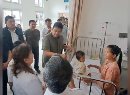Gubernur Sumut, Bobby Nasution, jenguk bayi penderita leukemia di RS Nias