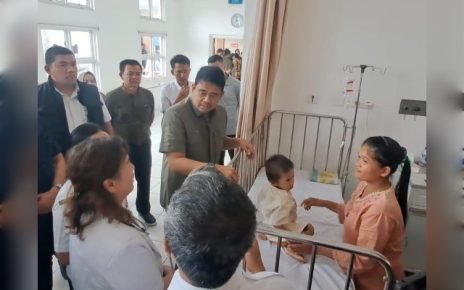 Gubernur Sumut, Bobby Nasution, jenguk bayi penderita leukemia di RS Nias